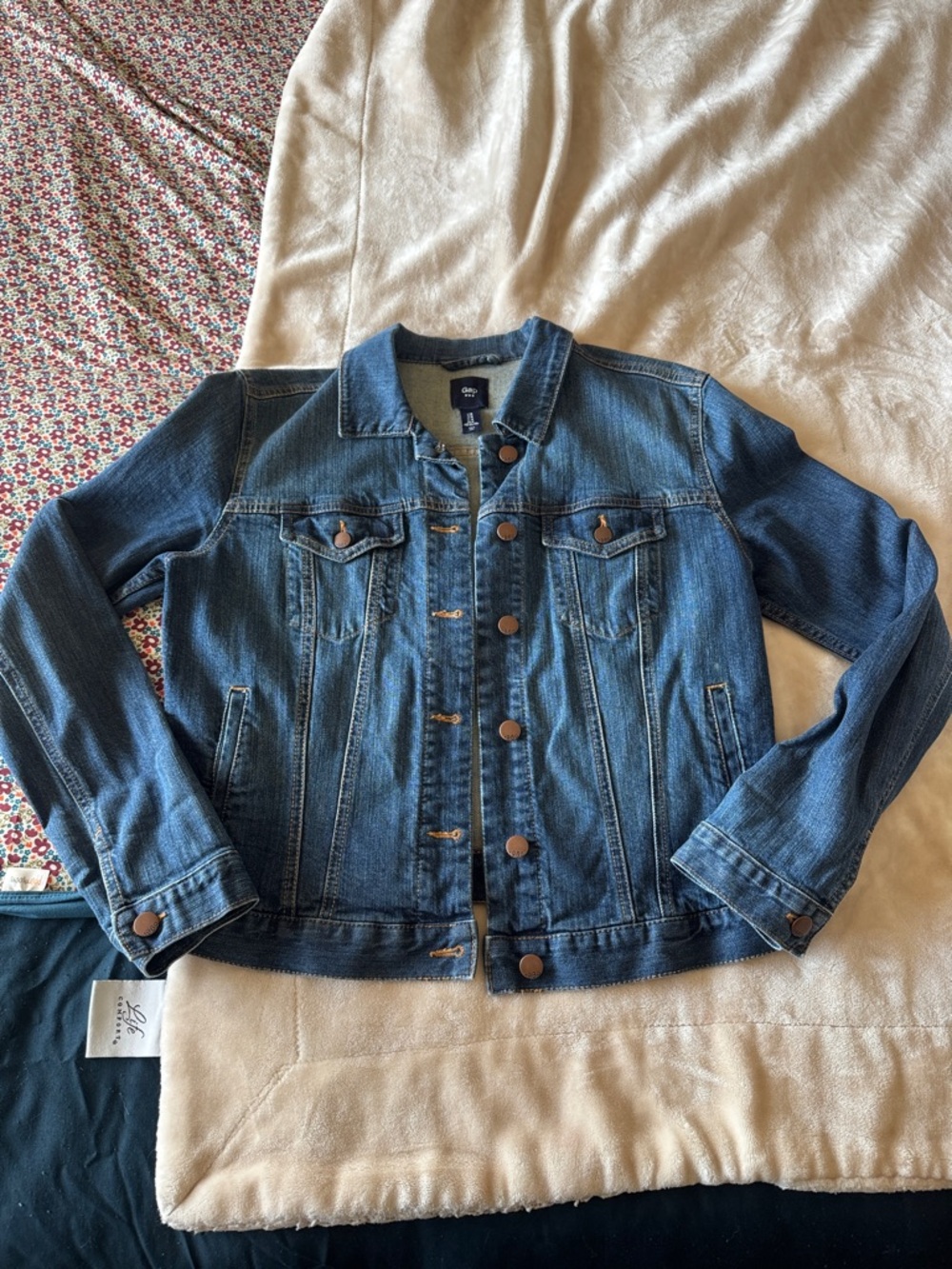GAP 1969 medium wash denim jacket - like new!